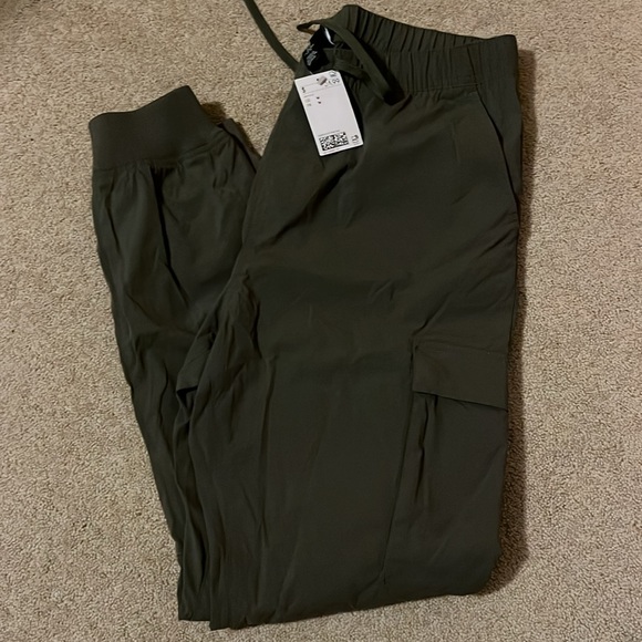 Brand New: H&M Joggers (slim fit). - Picture 2 of 6